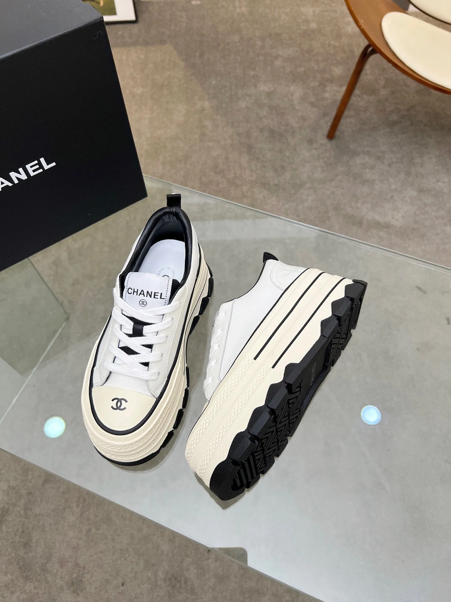 👟👟Ex-factory price 540👟👟 Chanel thick-soled biscuit shoes are a new retro series, showing a relaxed posture and lightness to start the summer journey. Continuing CHANEL's iconic deconstructed silhouette, the shoe body is presented with simple three-dimensional lines and double logos. The upper layer of cowhide material is injected with upper layer softness to enhance the foot feel. It adopts a thick rubber sole with geometric texture and rubber edging details. The leg heightening effect is comparable to that of leg plastic surgery. It makes your legs look bigger, slimmer and longer. It can be easily held in various styles. You can wear it with you! Upper material: cowhide Inner material: sheepskin lining Size: 35-40